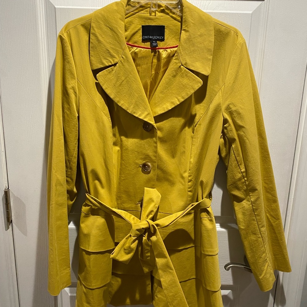 Women’s size L Cynthia Rowley, trenchcoat lightweight, chartreuse color